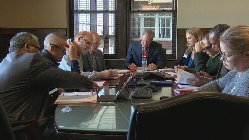 Reunión de la junta directiva de la Autoridad Fiduciaria de FISTA en la foto de arriba.
