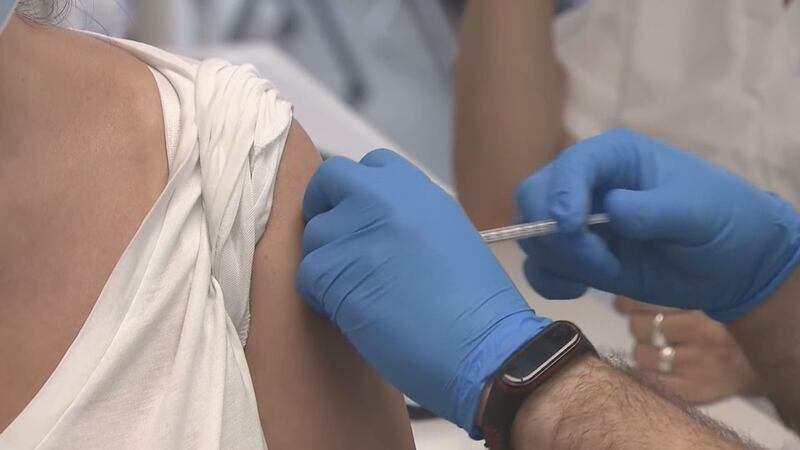 La temporada de gripe ya está aquí y el departamento de salud quiere dar a todos la...