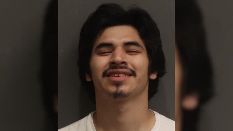 Joe De León, de 22 años, está acusado de asesinar a un joven de 19 años en el estacionamiento...