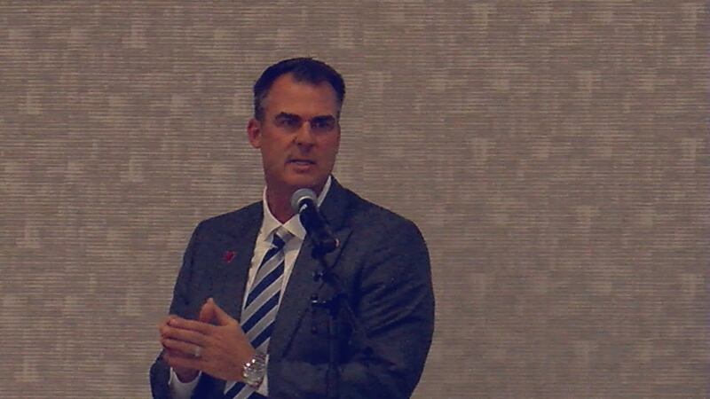 Stitt habla sobre los negocios de OK, las batallas legales y los vales escolares durante el...