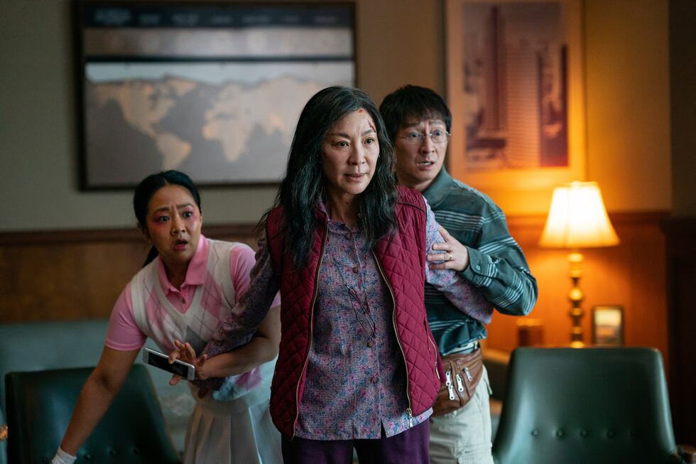 En esta imagen proporcionada por A24, de izquierda a derecha, Stephanie Hsu, Michelle Yeoh y...